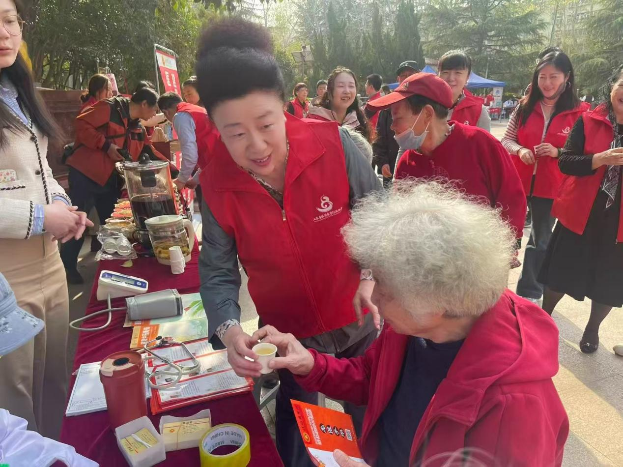 参加“弘扬雷锋精神，践行药学服务初心”主题党日活动